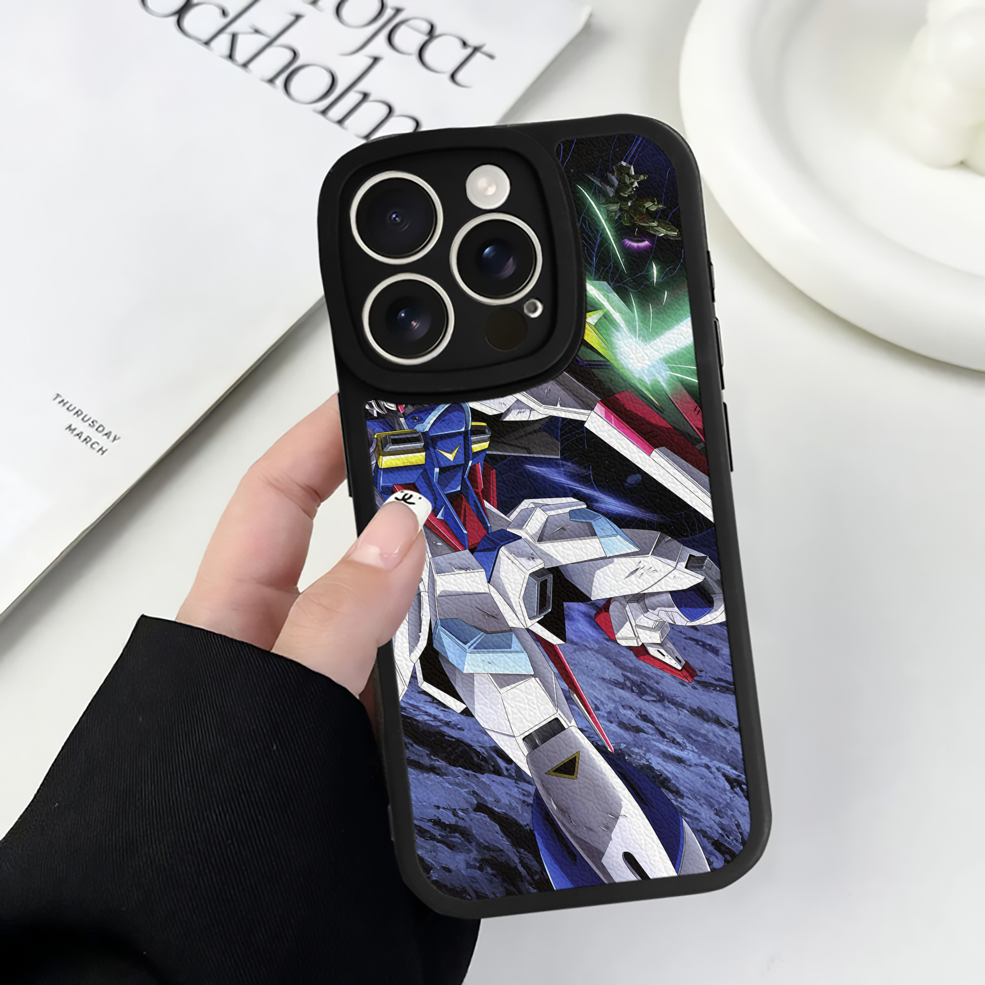 （画像用） 機動戦士ガンダム Mobile Suit Gundam 【iPhone 16シリーズ対応】シリコンスマホケース（レザー調） 材質：シリコン